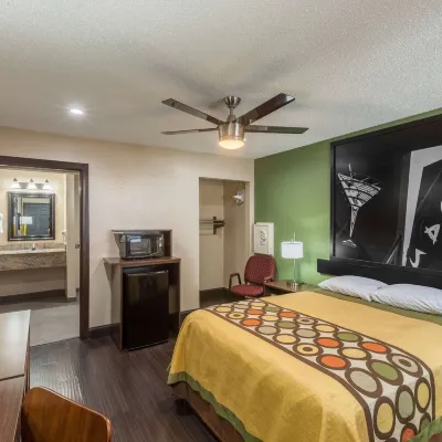 Super 8 by Wyndham Austin University/Downtown Area Hotel dekat Pusat Konvensi Austin
