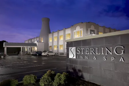 Sterling Inn & Spa Отели рядом с достопримечательностью «Башня Скайлон»