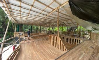 Pacifica Surf Studios - Housity