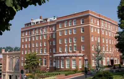 Hotel 24 South Hotels near Staunton Amtrak