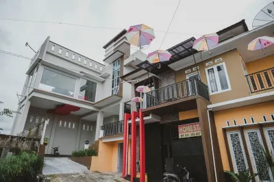 RedDoorz Syariah @ Jalan Dieng Các khách sạn ở Mojotengah
