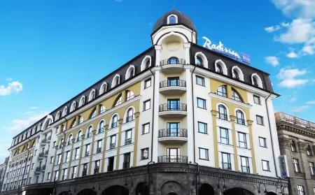 Radisson Blu Hotel, Kyiv Podil City Centre Отели рядом с достопримечательностью «Михайловский Златоверхий монастырь»