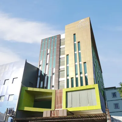 Empress Hotel Makassar City Center by Life マンダラ記念碑周辺のホテル