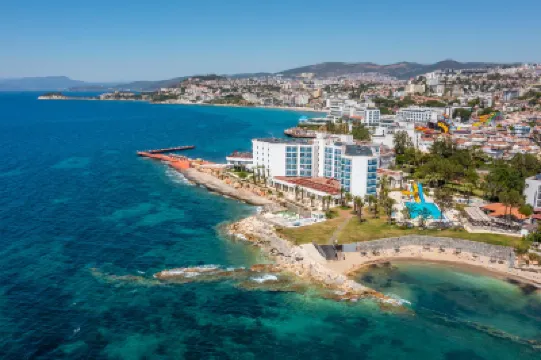 لو بلو هوتل أند ريزورت Hotels near شاطئ النساء