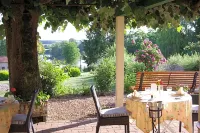 Logis Hôtel Restaurant Le Coq Hardi Hôtels à : La Charité-sur-Loire