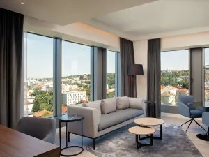 래디슨 블루 호텔, 클러지