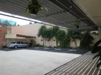 Clifton Motel - parking