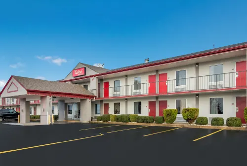 Red Roof Inn & Suites Jackson, TN Hotels in Jackson