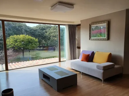 Jeju House Malo Pension (Saryani Hill Stay) Отели рядом с достопримечательностью «Geomunoreum»