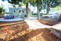 Charming Bungalow Next to Unc - Free Cruiser Bikes! Hotels near Walmart Garden Center