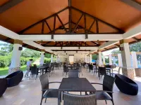 Costa Azalea Crusoe Cabins - parking