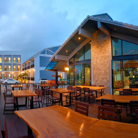 Meen Boutique Hotel Отели рядом с достопримечательностью «Здание из красного кирпича Tuek Daeng»