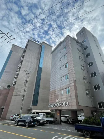 JS Residence Hotel Okpo Отели рядом с достопримечательностью «Historic Park of Geoje POW Cam»