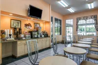 Super 8 by Wyndham Fayetteville