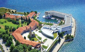 an aerial view of a large hotel complex with multiple buildings and a body of water at Hotel Histrion