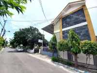 Griya Juanda Syariah Near RS Dharma Husada Probolinggo Mitra RedDoorz Hotels in Mayangan