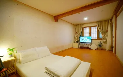 Jeonju Hanok Maeul Sarang Namu Hanok Pension