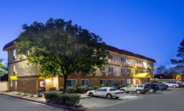 Super 8 by Wyndham Chico