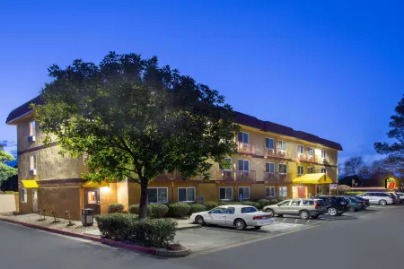 Super 8 by Wyndham Chico Отели рядом с достопримечательностью «Университет штата Калифорния»