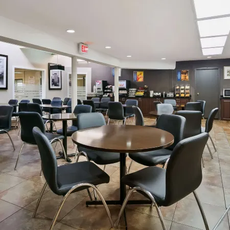 Best Western Airport Inn Отели рядом с достопримечательностью «Скульптура Разговор»