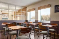 Travelodge by Wyndham Baie-Comeau - parking
