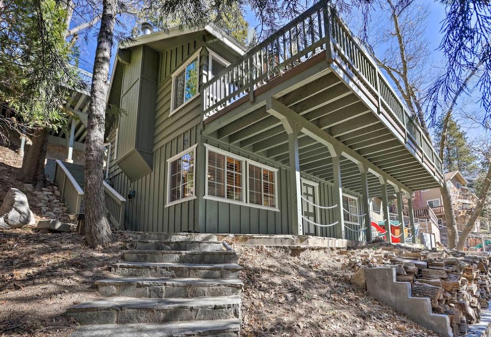 Delightful Family Cabin: Walk to Lake Gregory! - Housity