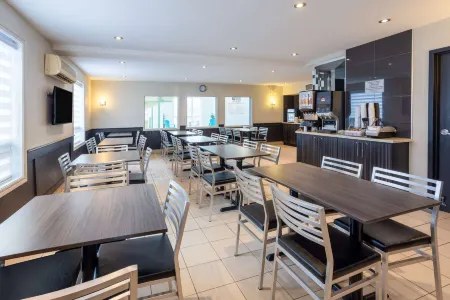 Super 8 by Wyndham Quebec City Отели рядом с Аэропорт Квебек