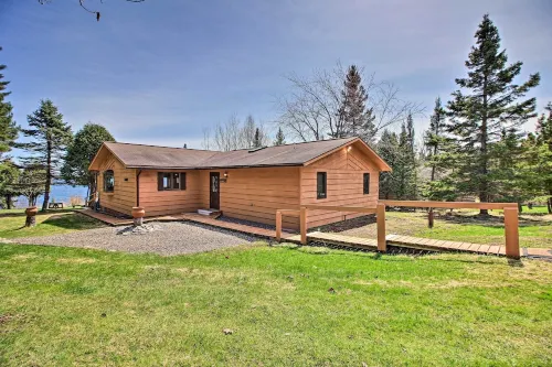 Lake Superior Beachfront Home - 15 Mi to Duluth! - Huoneistot