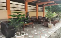 Villagio Hotel - parking