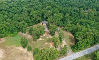 Buchanan Home w/ Deck, 4 Mi to Paris Landing!