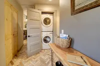 Less Than 1 Mi to Dtwn Home with Deck in Clarkdale!