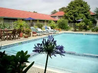 Airport Gold Star Motel - Pools