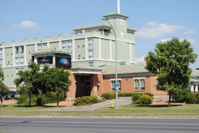 West Harvest Inn Hotels in Реджина