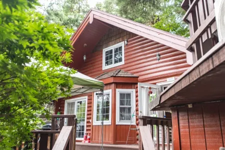 Hoengseong Log Cabin Pension (Duplex Pension) Отели рядом с достопримечательностью «Hoengseong Welli Hilli Park Ski Resort»