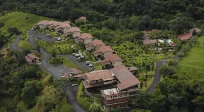 Hotel Arenal Kioro Suites & Spa فنادق في لا فورتونا