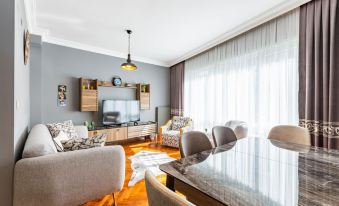 Stylish Flat Near Popular Attractions in Moda - Housity
