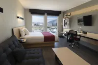 City Express by Marriott Santiago Aeropuerto Chile Отели рядом с достопримечательностью «Культурный центр, монетный двор и площадь Сьюдадана»