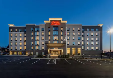 Hampton Inn and Suites Newport/Cincinnati Отели рядом с достопримечательностью «Ньюпорт он Ливи»