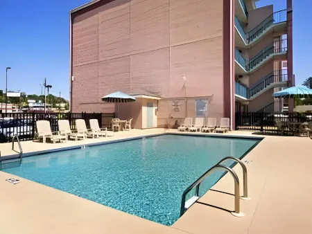 Days Inn by Wyndham Columbus-North Fort Moore