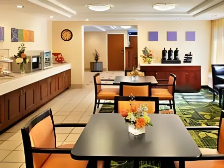 Fairfield Inn Portsmouth Seacoast Отели рядом с достопримечательностью «St. John's Episcopal Church»