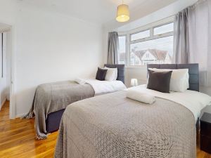 Dagenham - 4 Beds - Sleeps 8 - WiFi