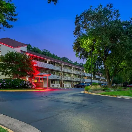 Red Roof Plus+ Washington DC - Alexandria Отели рядом с достопримечательностью «Маяк Джонс-Пойнт»
