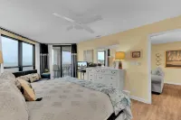 402 Summerhouse by Avantstay Beachfront Condo w/ Community Pool Access