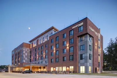 Courtyard Iowa City University Heights Hotels in West Lucas