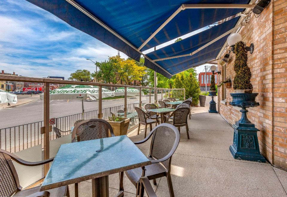 더 팔러 인의 역사적인 외관 또는 아늑한 레스토랑