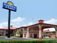 Days Inn & Suites by Wyndham Braunig Lake - Pet friendly