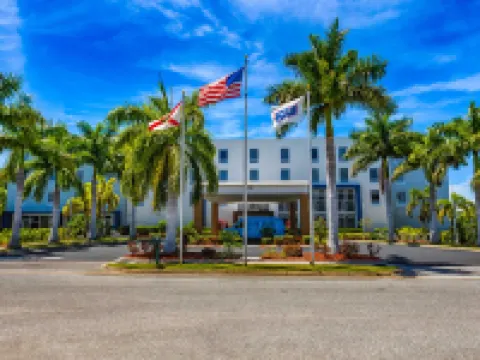 薩拉索塔布雷登頓機場歡朋套房酒店 鄰近Ringling College of Art and Design的酒店