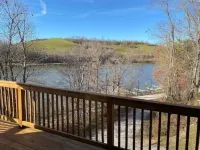Bright 2-bedroom lake view home