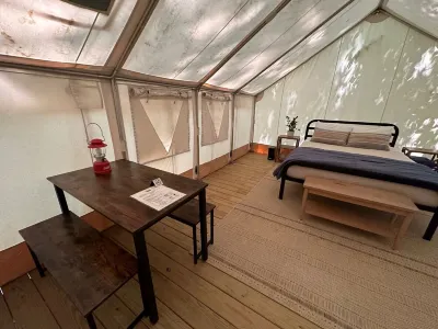 Valley Overlook - Glamping Tent N2 - the heart of Cuyahoga Valley National Park Hotel dekat Funny Stop Comedy Club