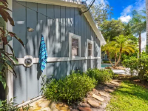 Tropical Resort Style Retreat w/ Pool House 4BR, 3 Bath Hotels in Port Salerno